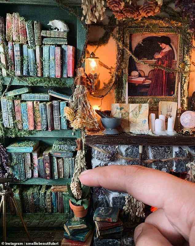 Das Innere des Hauses einer Person ist reich an Details auf dem Bücherregal und dem 'Stein'-Kamin