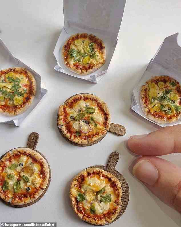 Eine Vielzahl realistischer Miniaturpizzas mit verschiedenen Belägen sind fingernagelgroß