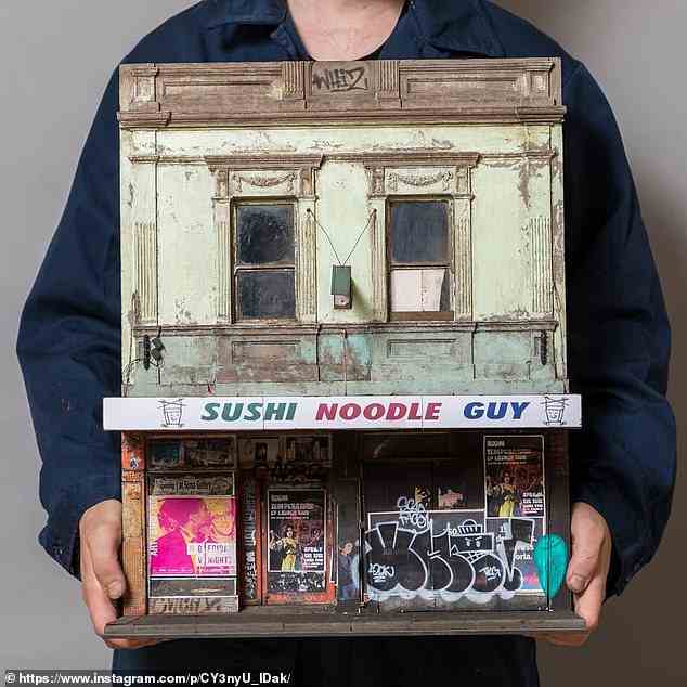 Ein Geschäft voller Graffiti mit der Aufschrift „Sushi Noodle Guy“ unter einem heruntergekommenen Gebäude