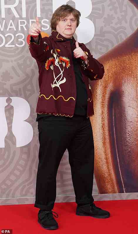 Lewis Capaldi schaffte es bei den heutigen BRIT Awards auch auf die am schlechtesten gekleidete Liste, indem er eine kastanienbraune Jacke anzog, die mit Blumen bestickt war