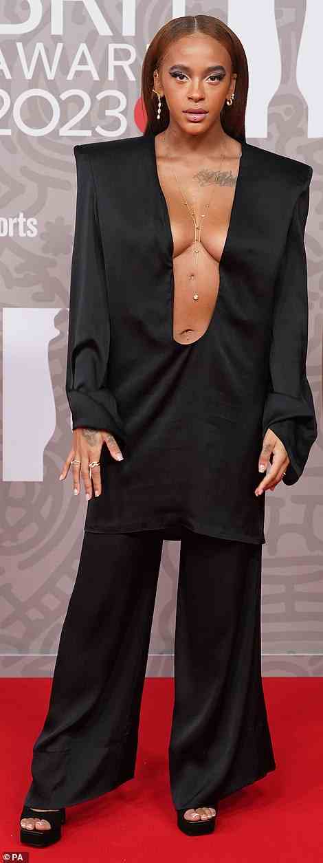 Yinka Bokinni entschied sich für ein schwarzes Outfit für die BRIT Awards und trug ein Ensemble aus Tunika und Hose