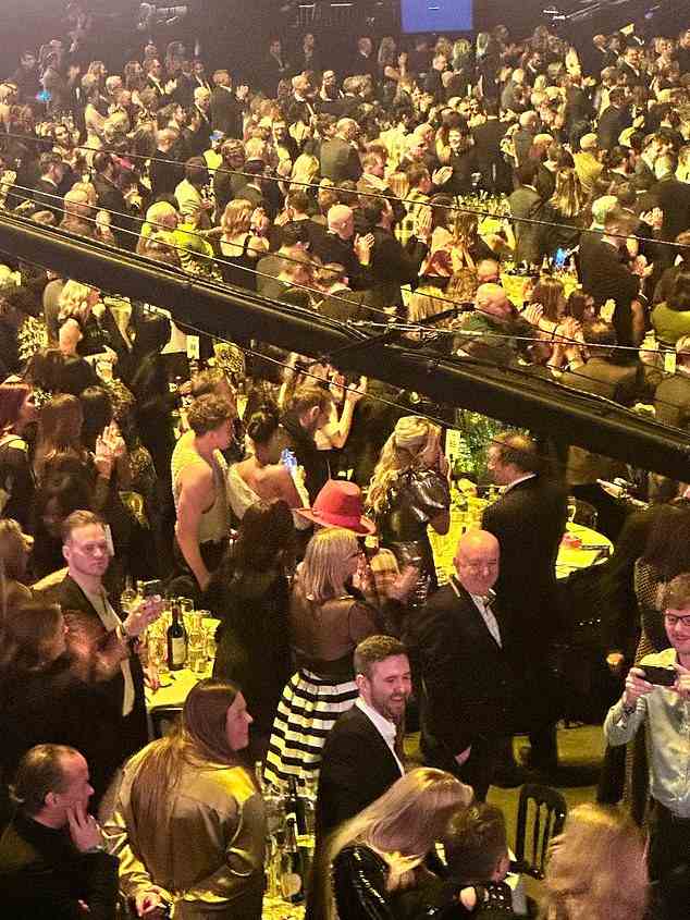 Nicht geschwätzig: Der peinliche Moment ereignete sich am Samstagabend in der 02 Arena in London, als sich Stars aus der Musikwelt zum jährlichen Event versammelten