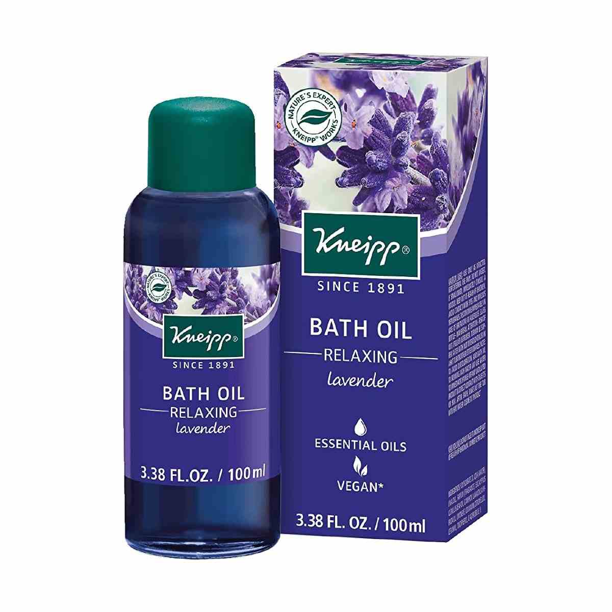 Kneipp Relaxing Lavender Herbal Bath Oil blaue Flasche mit grüner Kappe und Schachtel mit Lavendel darauf auf weißem Hintergrund