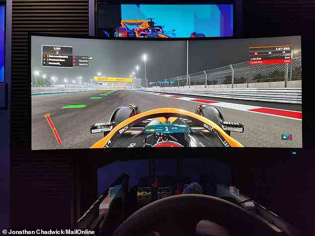 Die hyperrealistischen Simulatoren umfassen ultrabreite HD-Displays mit Lenkrädern und Sitzen, die ein echtes McLaren-Auto nachbilden