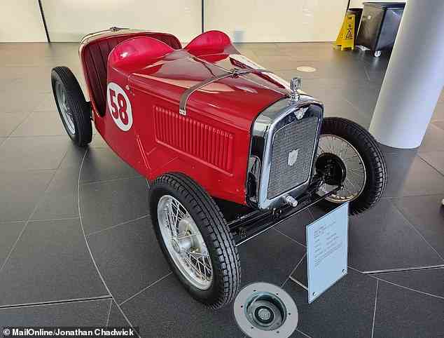 Abgebildet ist Bruce McLarens Austin 7 von 1929, in dem er erstmals das Fahren lernte und 1954 als Teenager sein Renndebüt feierte