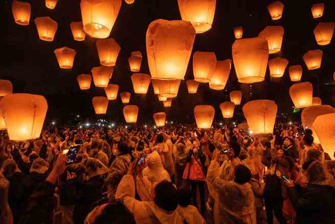 Touristen lassen während des Pingxi-Laternenfestes am 5. Februar 2023 in Taipeh, Taiwan, Himmelslaternen los.