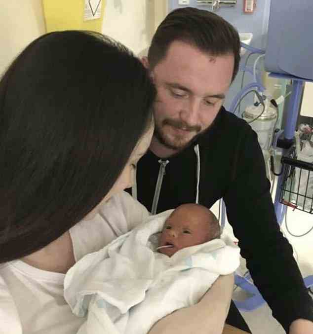 Neugeborenes JJ mit den Eltern Hannah und Jordan Finnegan.  Sie hatten keine Ahnung, dass er die Krankheit hatte, bis er geboren wurde, als er „rot roh“ und „aussah wie ein Brandopfer“ herauskam.
