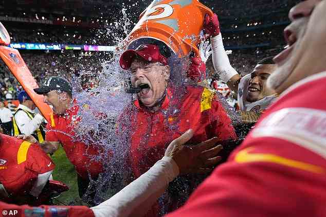 Chiefs-Trainer Andy Reid bekam nach seinem zweiten Super-Bowl-Sieg in vier Jahren ein Gatorade-Bad