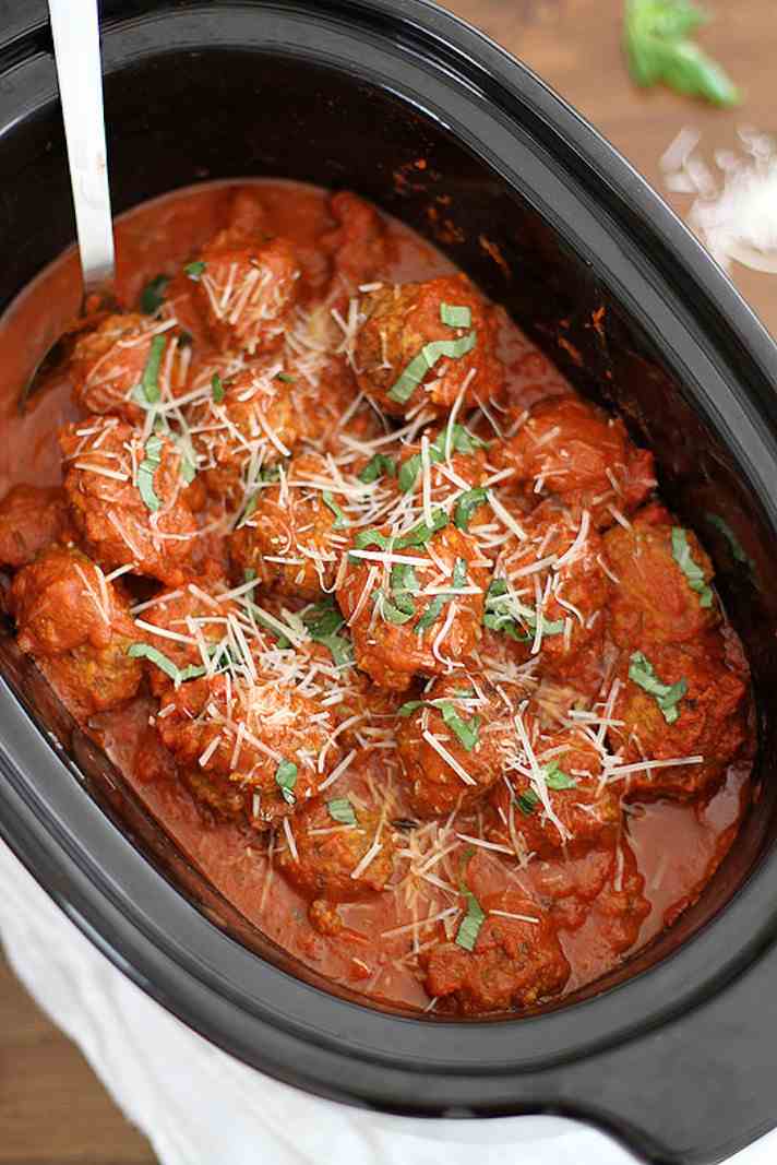STYLECASTER | 17 Superbowl Snacks You Can Make In a Slow-Cooker | Italian Meatballs