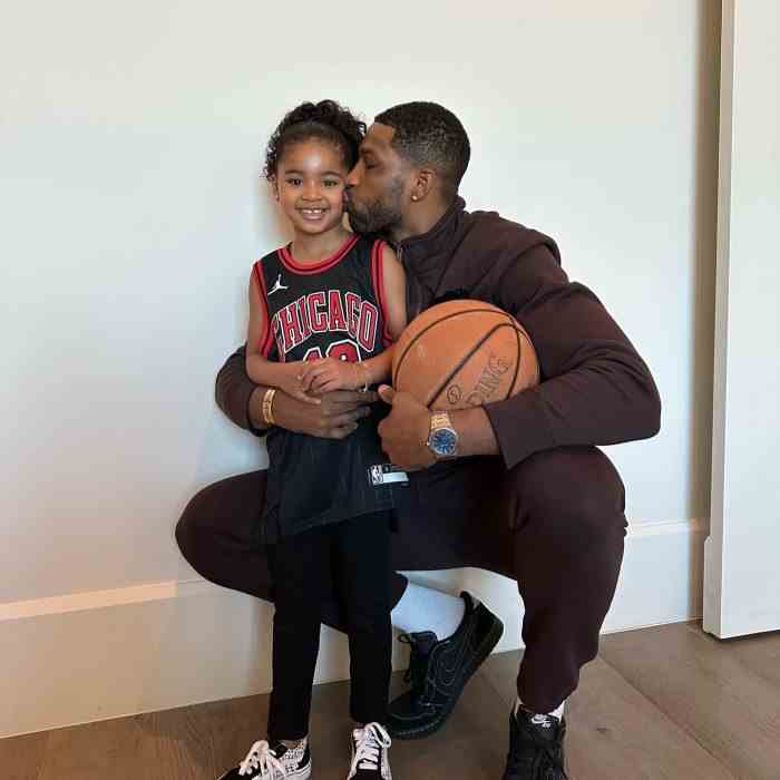 Die Tochter von Tristan Thompson und Khloe Kardashian trägt das Chicago Bulls-Trikot ihres Vaters zur Schule: Foto
