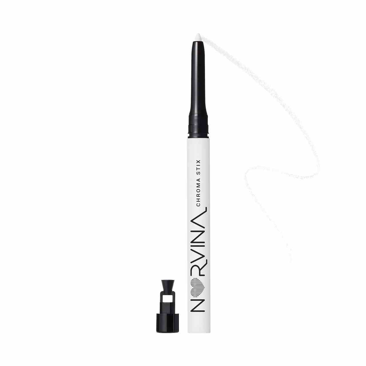 Anastasia Beverly Hills Norvina Chroma Stix Make-up-Stift in Weiß Weißer Kajalstift mit schwarzer Anspitzerspitze an der Seite auf weißem Hintergrund