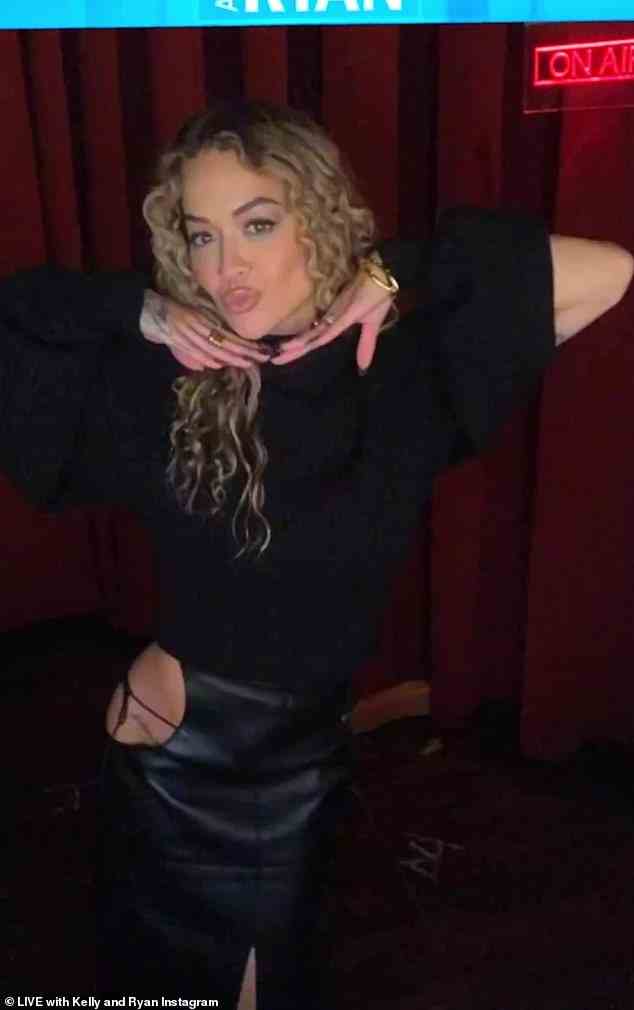 Wunderschön: Die 32-jährige Sängerin zeigte ihre unglaubliche Figur in einem schwarzen Pullover und einem rassigen schwarzen Lederrock, der auf beiden Seiten ihrer Taille ein ausgeschnittenes Detail aufwies