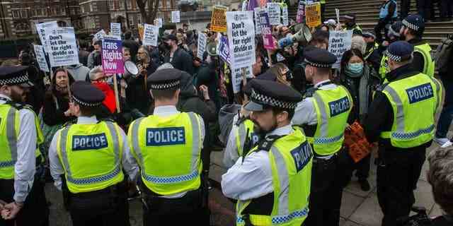 Counter-Demonstranten versammeln sich am 11. Februar 2023 in London in der Tate Britain, um sich der Gruppe der rechten Patriotischen Alternative und anderen rechtsextremen Demonstranten zu stellen.