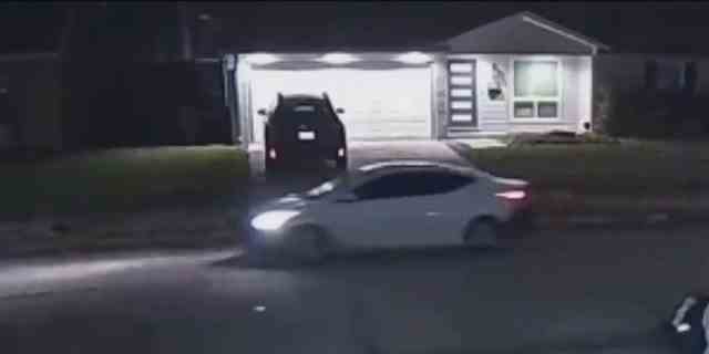 Es wurde angenommen, dass das Fahrzeug des Verdächtigen eine weiße viertürige Limousine mit einer schwarzen hinteren Stoßstange und einer schwarzen rechten vorderen Seitenverkleidung war.