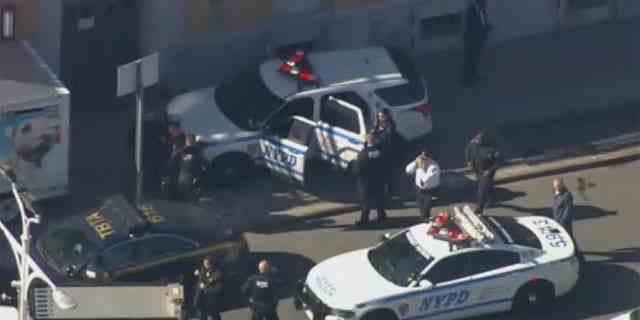 NYPD vor Ort, nachdem ein U-Haul Berichten zufolge in Brooklyn mit Fußgängern zusammengestoßen war. 