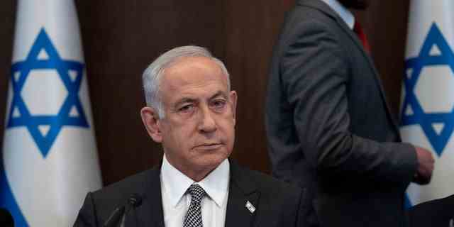 Der israelische Ministerpräsident Benjamin Netanjahu leitet die wöchentliche Kabinettssitzung am Sonntag, den 12. Februar 2023 in Jerusalem.