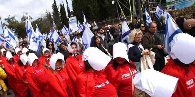 Demonstranten demonstrieren am Montag in Jerusalem gegen die neue Justizreform der israelischen Regierung.