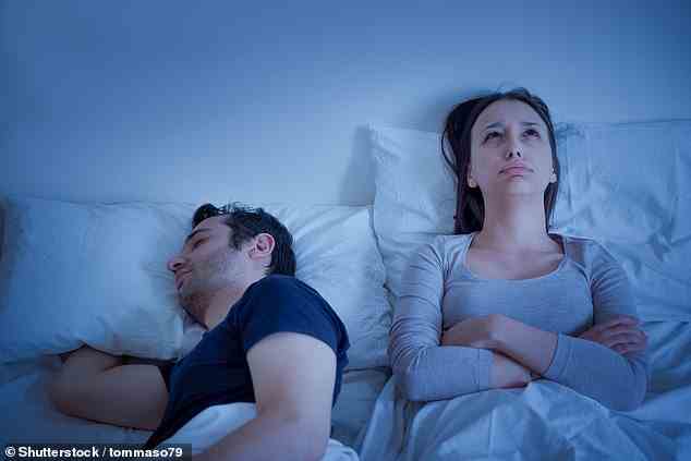 Das Träumen, das typischerweise während des Rem-Schlafs auftritt, wird normalerweise von einer vorübergehenden Lähmung der Muskeln in unseren Armen und Beinen begleitet, die den Körper relativ ruhig hält.  Menschen mit REM-Schlafstörung können sich dagegen bewegen