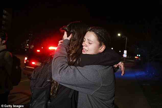 Universitätsstudenten umarmen sich nach der Schießerei auf dem Campus am Montagabend