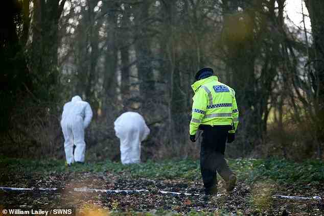 Ein Polizist und Forensiker durchsuchen den Wald in der Nähe des Fundortes der Leiche von Brianna Ghey