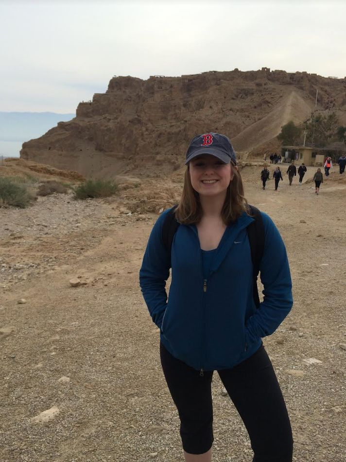 Die Autorin steht am Fuße des Masada-Berges in Israel, bevor sie zum Gipfel wandert, wo sie ihre Bat-Mizwa-Zeremonie hatte.