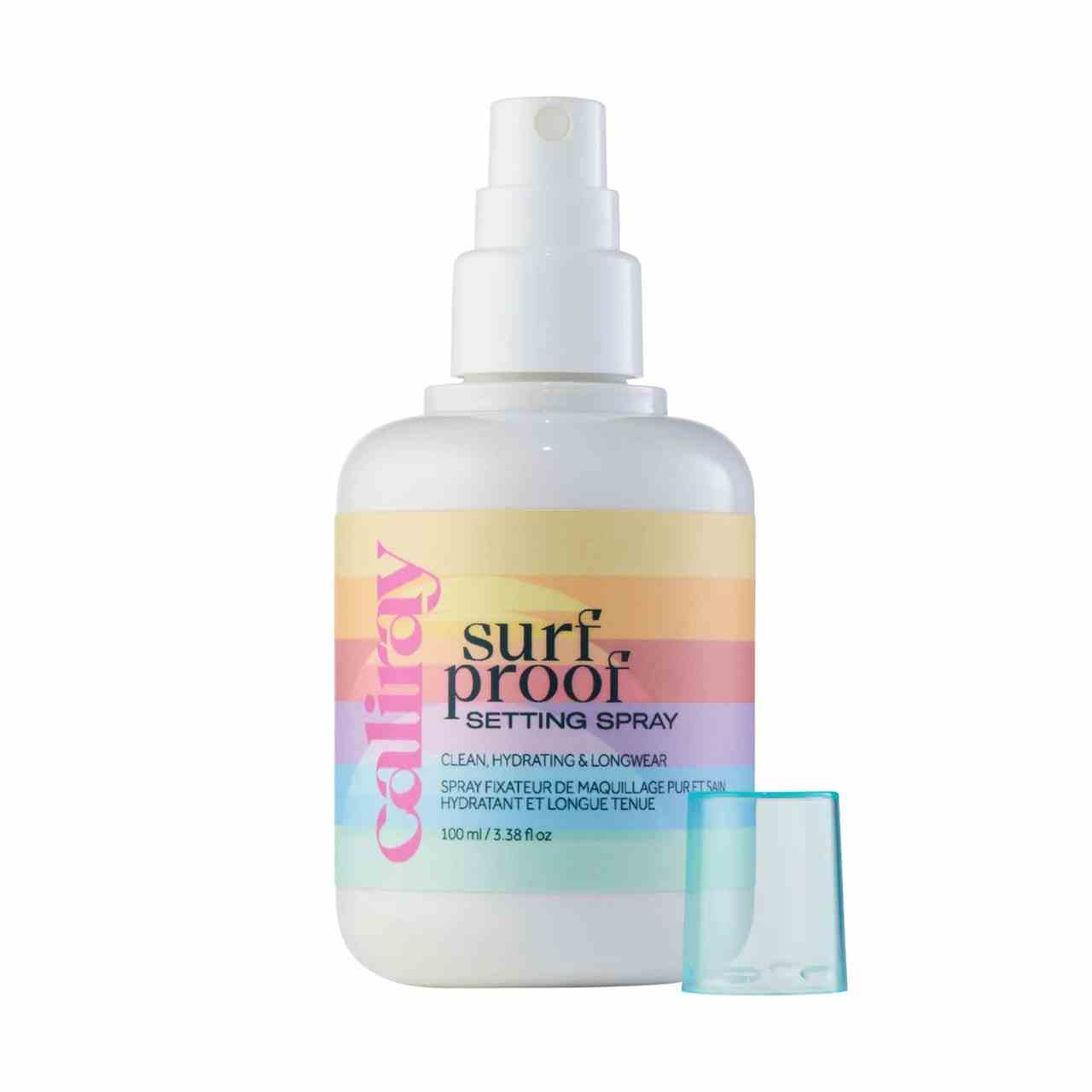 Caliray Surfproof Setting Spray, weiße Sprühflasche mit pastellfarbenem, regenbogengestreiftem Etikett mit blauem Verschluss an der Seite auf weißem Hintergrund