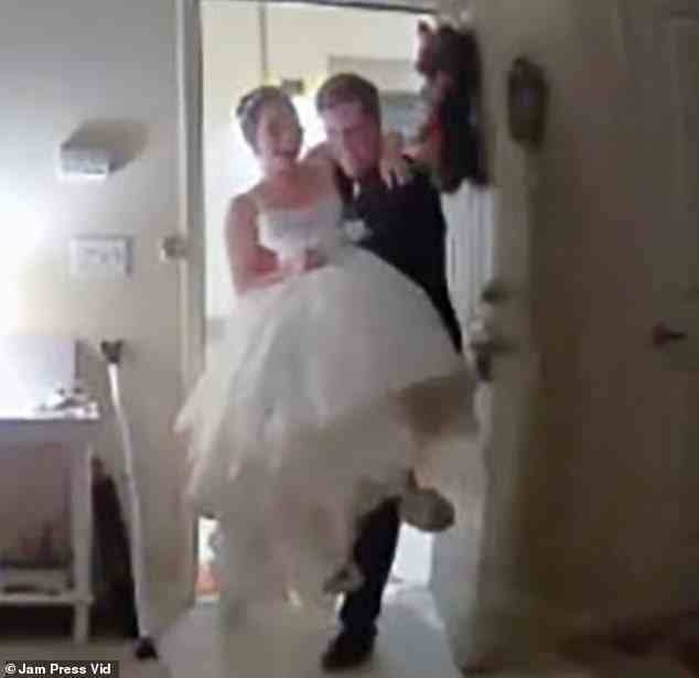 In einem Clip ist Alex zu sehen, wie er seine neue Braut in einem weißen Hochzeitskleid durch die Haustür trägt, aufgenommen mit ihrer Innenkamera