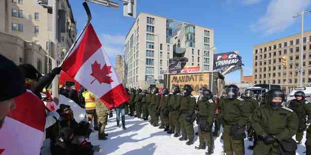 Die Polizei verlegt am 18. Februar 2022 eine Reihe von Demonstranten von der Kreuzung der Straßen Sussex und Rideau in Ottawa.