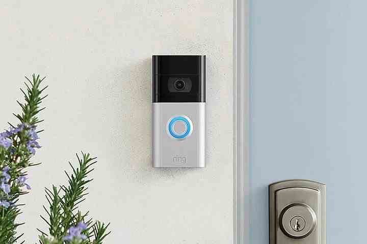 Die Ring Video Doorbell 3 in der Nähe einer Tür installiert.
