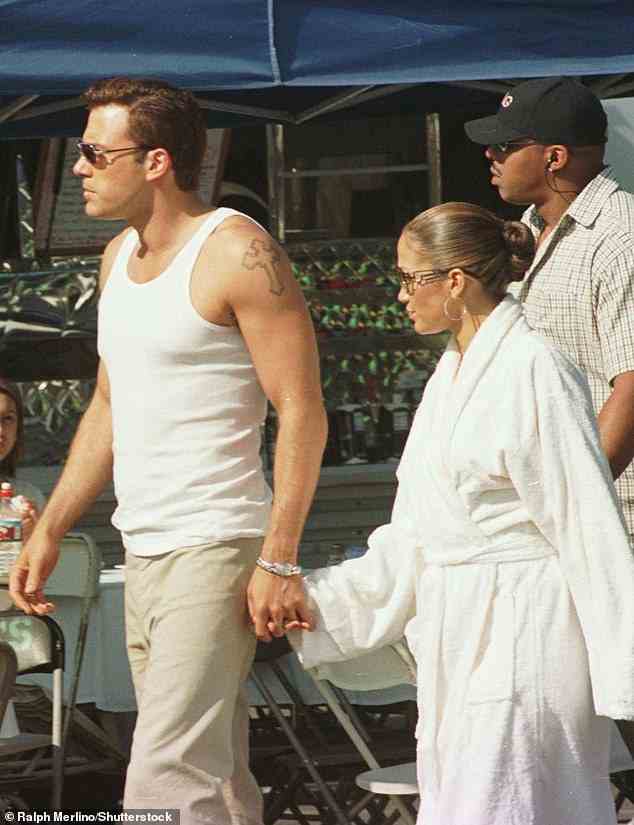 Affleck wurde mit seiner jetzigen Frau Lopez bei ihrer ersten Runde gesehen, als er ein Tattoo eines Kreuzes auf seiner linken Schulter trug, während sie im Oktober 2002 auf dem Videoset für ihr Jenny From The Block-Video zu sehen waren