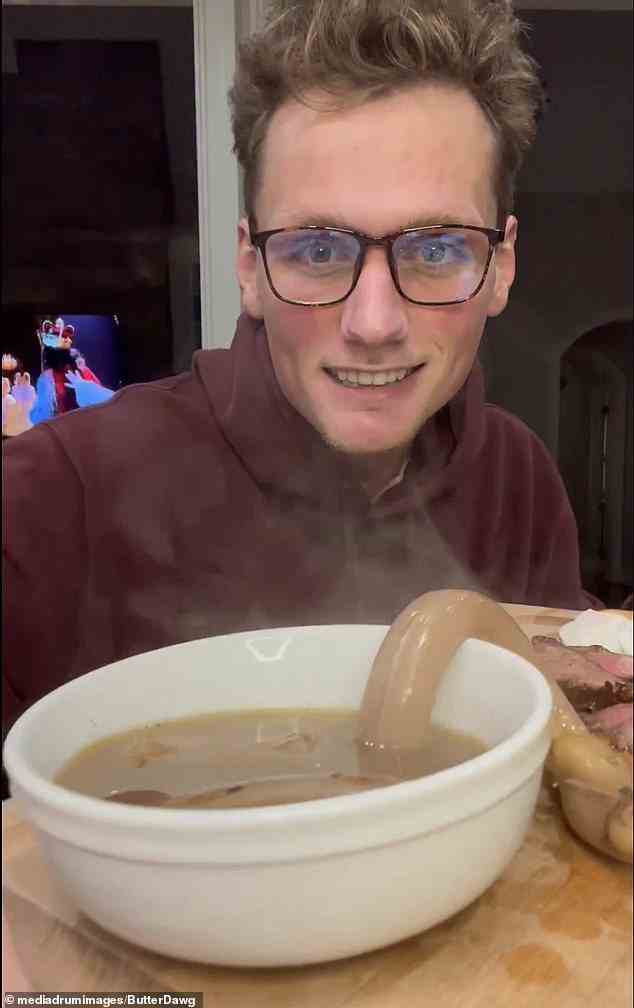 Zu seinen Lieblingsspeisen gehört Pizzle – der Penis eines Bullen – den er auf seinem TikTok in einem Video geteilt hat, in dem er ihn in Suppenform zubereitet und isst