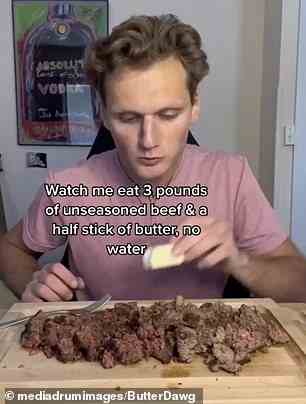 Jack, 21, filmt sich dabei, drei Pfund Rindfleisch mit einem halben Stück Butter als Gewürz zu essen
