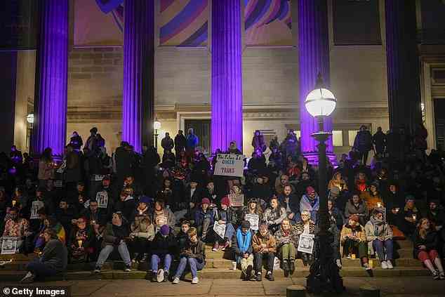 Menschenmassen versammelten sich gestern Abend vor der St. George's Hall in Liverpool, um eine Mahnwache für Brianna Ghey abzuhalten