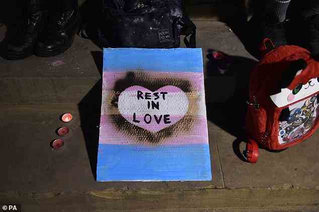 Viele Teilnehmer der Mahnwache brachten Plakate mit Botschaften wie „Rest in Love“