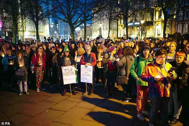 Viele nahmen auch an einer Mahnwache bei Kerzenlicht in Bristol teil, um den Tod des Transgender-Teenagers zu betrauern
