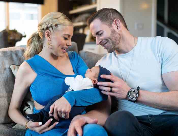 Tarek El Moussa und Heather Rae Young enthüllen, wie Christina Haack auf die Geburt ihres Sohnes reagierte: „Sie ist sehr glücklich für uns“ blaues T-Shirt