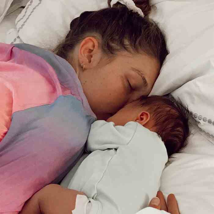 Gigi Hadid sagt, die Erziehung ihrer Tochter Khai habe sie dazu gebracht, sich „ruhiger zu fühlen“: Mutterschaft „Shifted My Life“ rosa-blaue Jacke