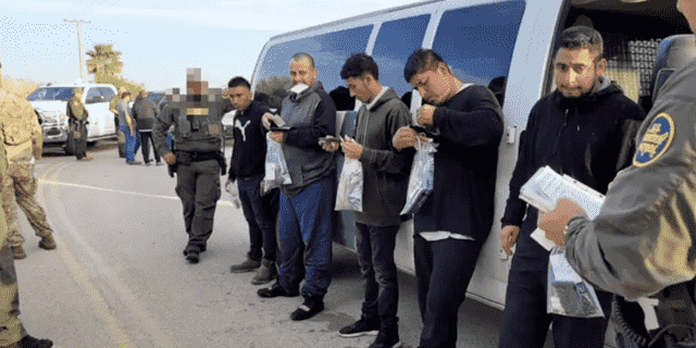 Sieben Migranten wurden am Dienstagmorgen nach der Rettung des Fahrzeugs festgenommen. 