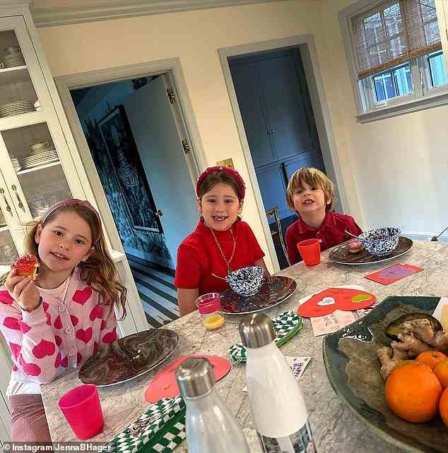 In ihrem Beitrag teilte sie einen Schnappschuss ihrer drei Kinder – Mila, Poppy und Hal – die rot und pink trugen, während sie in der Küche ihres neuen Zuhauses in Connecticut aßen
