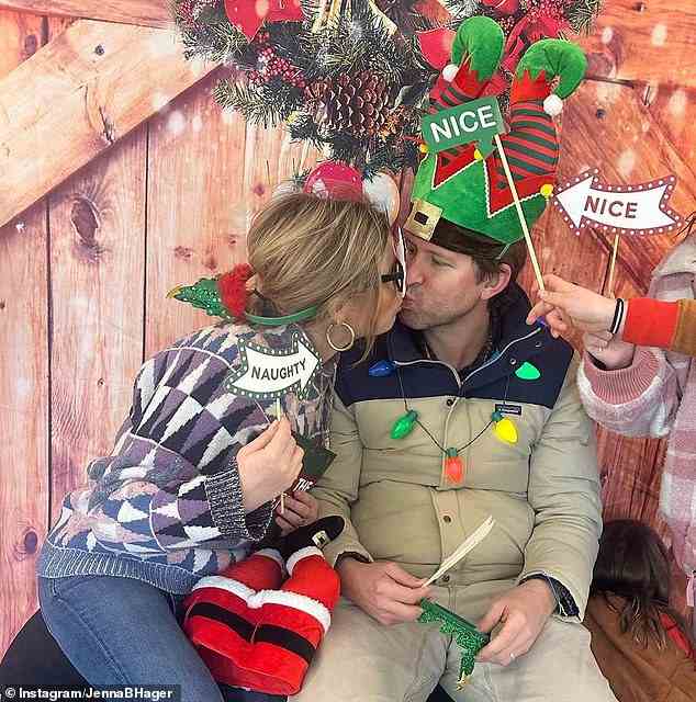 Bush Hager zeigte ihre Liebe zu ihrem 14-jährigen Ehemann auf Instagram am Dienstag zu Ehren des Valentinstags, indem sie einen Schnappschuss von sich teilte, wie sie ihm um Weihnachten herum einen Kuss gab