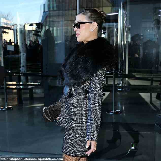 Raffiniert: Der britische Star kombinierte den ultraschicken Look mit schwarzen Netzstrümpfen und kniehohen Stiefeln.  Sie schützte ihre Augen mit einer schwarzen Sonnenbrille