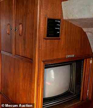 Unterhaltung: Ein Onboard-Entertainment-System verfügte über einen Fernseher, einen RCA-VCR-Player und einen Audiokassetten-Player sowie Kopfhöreranschlüsse mit Audiosteuerung an jedem Sitz