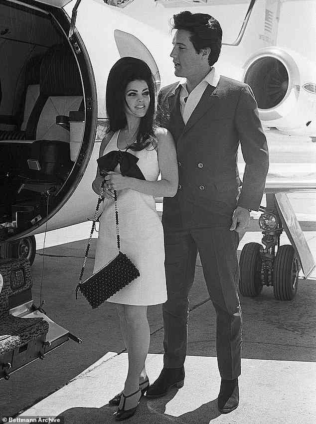 Flugplan: Der Grammy-Gewinner hatte eine benutzerdefinierte Convair 880 namens „Lisa Marie“, die unter dem Rufzeichen Hound Dog One fuhr, zusammen mit einem anderen JetStar, der durch sein Rufzeichen Hound Dog Two identifiziert wurde (abgebildet mit Priscilla in Las Vegas im Mai 1967)