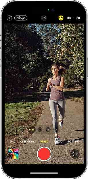 Mit dem Action-Modus des iPhone 14 kannst du Bilder aufnehmen, während du dich bewegst, und so einen Gimbal-Effekt im Kinostil erzeugen