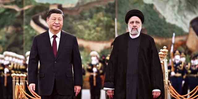 DATEI: Auf diesem von der Nachrichtenagentur Xinhua veröffentlichten Foto geht der Besuch des iranischen Präsidenten Ebrahim Raisi (rechts) mit dem chinesischen Präsidenten Xi Jinping spazieren, nachdem er eine Ehrengarde während einer Begrüßungszeremonie in der Großen Halle des Volkes in Peking am Dienstag, den 14. Februar, überprüft hat. 2023. 