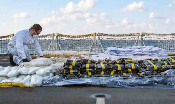 Beschlagnahmte Betäubungsmittel, die zur Aufzeichnung und Vernichtung im Golf von Oman an Bord gebracht wurden