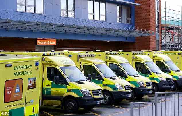 Im Bild: Krankenwagen standen im Januar 2021 vor dem Medway Maritime Hospital in Gillingham, Kent