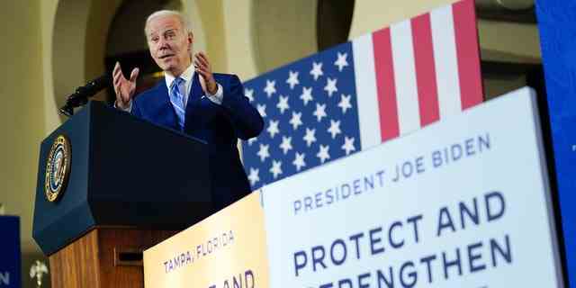 Präsident Joe Biden spricht am Donnerstag, den 9. Februar 2023, an der University of Tampa in Tampa, Florida, über die Pläne seiner Regierung, die Sozialversicherung und Medicare zu schützen und die Gesundheitskosten zu senken (AP Photo/Patrick Semansky).