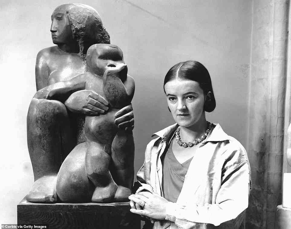 Hepworth, abgebildet mit einer ihrer Skulpturen, zog 1939 mit einem achtjährigen Sohn, vierjährigen Drillingen und einer komplizierten Beziehung zum abstrakten Künstler Ben Nicholson in die Stadt und lebte dort bis zu ihrem Tod 1975