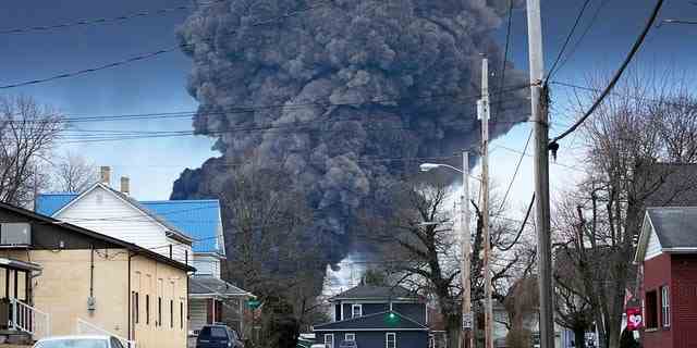 DATEI – Als Folge einer kontrollierten Detonation eines Teils der entgleisten Züge der Norfolk Southern am 6. Februar 2023 steigt eine schwarze Wolke über Ostpalästina, Ohio, auf.